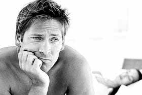 每天用手机超4小时精子量降40%