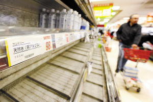 东京厕纸被抢购一空 食品瓶装水涨价