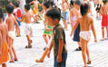 幼儿园安排男女童裸体日光浴引发质疑(图)