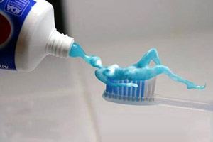 警：牙膏能使你的阴茎挺起来