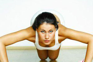 快速丰胸 跪式俯卧撑丰胸法