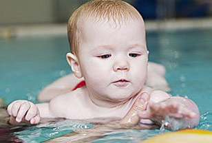 婴儿游泳 请以30分钟为限