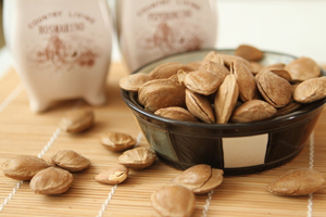 大量吃杏仁等于自杀！