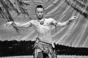 男人肚皮舞动作 腰腹更有型