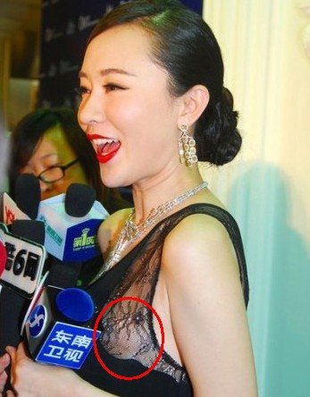 女星红毯抢镜技巧 露胸贴EQ最高