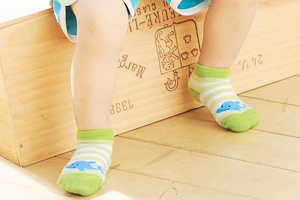 请给不会走路的宝宝穿上袜子