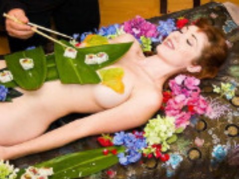 窥探日本女体盛：处女才能激发食欲