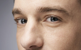 男人爱护眼睛健康须做四件事