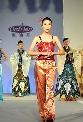 中国古代女性内衣发展史 越来越省布料