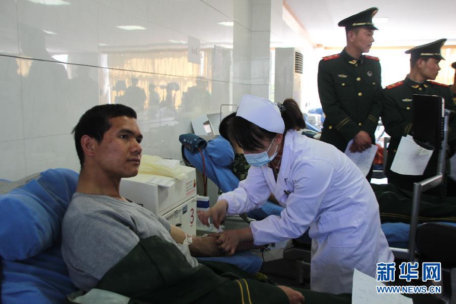 昆明120名森警官兵紧急无偿献血36000毫升(图)昆明120名森警官兵紧急无偿献血36000毫升(图)