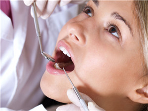 培养自己定期看牙医的意识